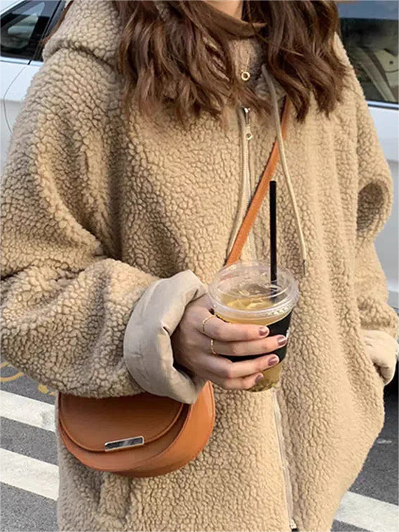 Veste réversible femme tendance, un côté kaki. Ce manteau d'hiver chaud et polyvalent est parfait pour la mode féminine.
