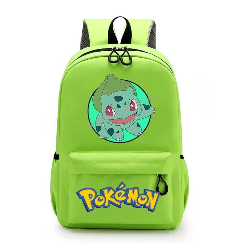 Enfant souriant portant un cartable scolaire à motifs fun pour la rentrée primaire.