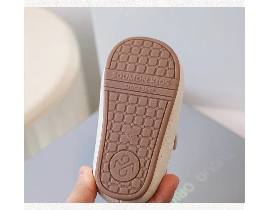 Chaussures enfant souples pour premiers pas, avec semelle flexible et design respirant.