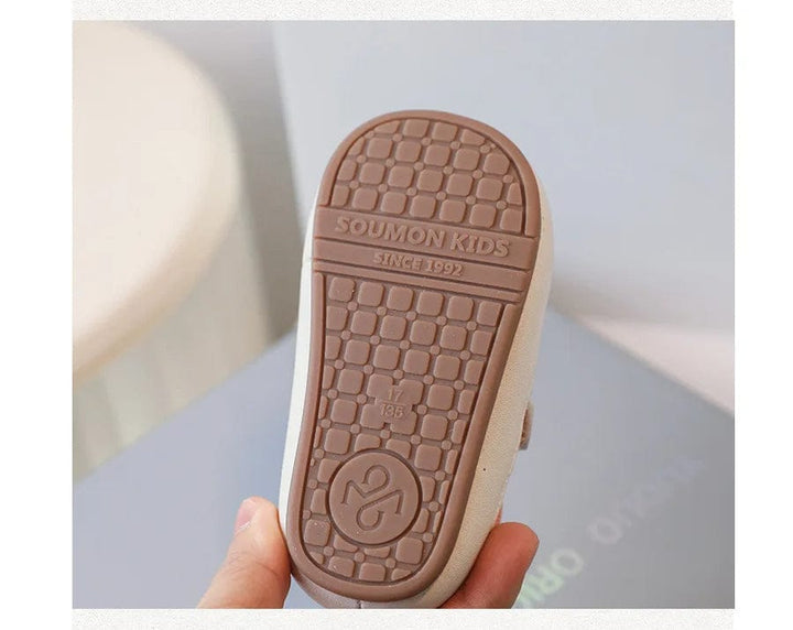 Chaussures enfant souples pour premiers pas, avec semelle flexible et design respirant.