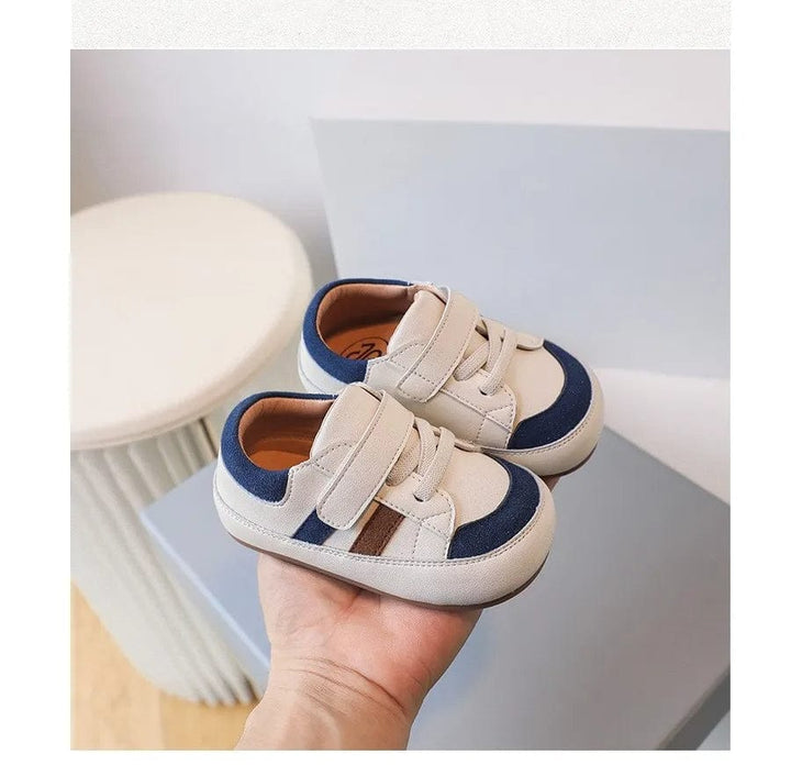 Chaussons souples en textile pour bébé (0-3 ans), assurant confort et liberté de mouvement.