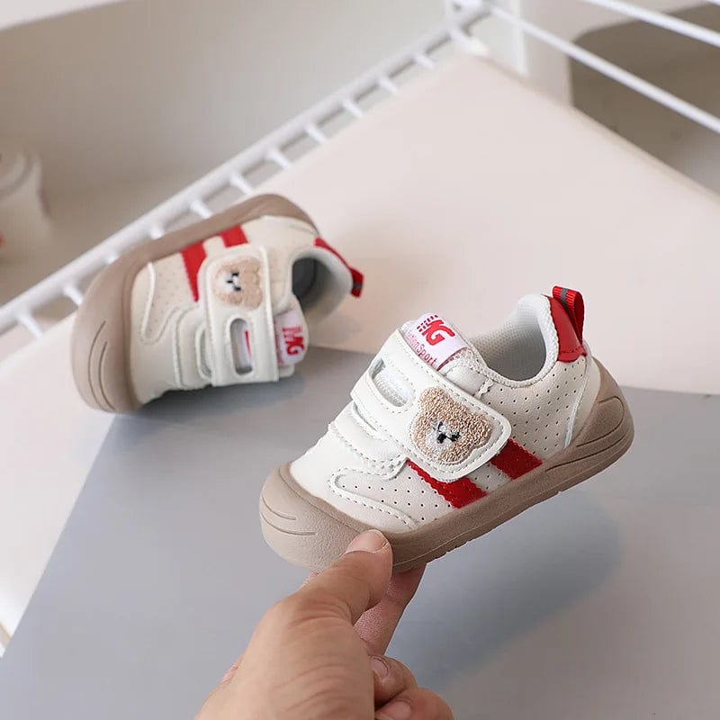 Chaussures bébé souples rouges, ergonomiques pour premiers pas et marche confortable de l'enfant.