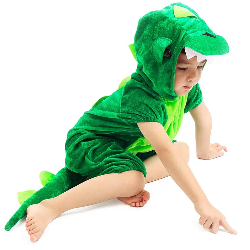 Jeune explorateur portant un déguisement dinosaure. Prêt pour l'aventure imaginaire dans le monde préhistorique.