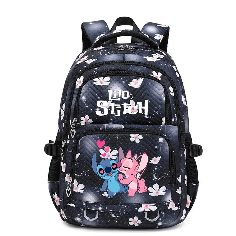 Enfant portant fièrement son cartable Stitch bleu, sur le chemin de l'école primaire.