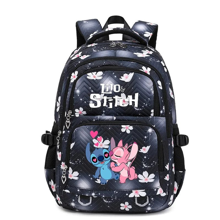 Enfant portant fièrement son cartable Stitch bleu, sur le chemin de l'école primaire.