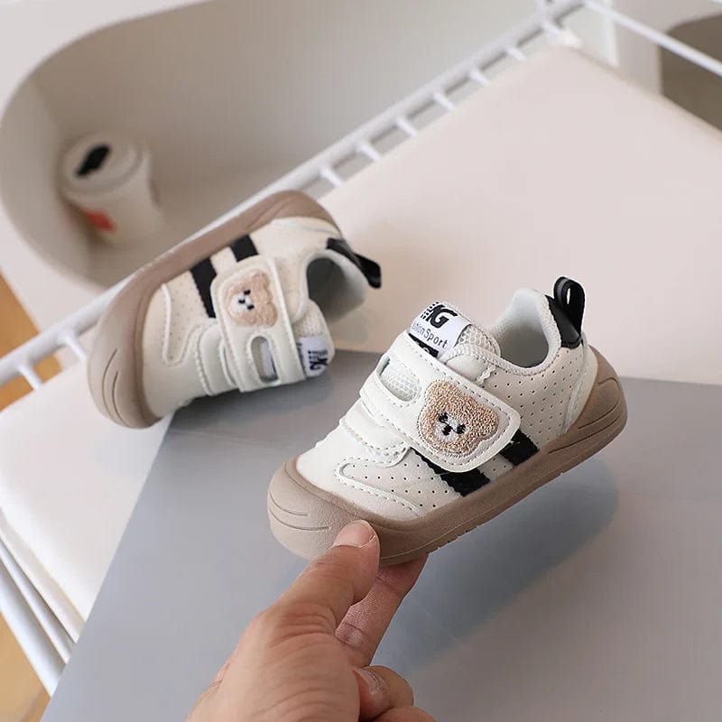 Chaussures enfant noir en textile, ergonomiques pour soutenir les premiers pas de bébé avec confort.