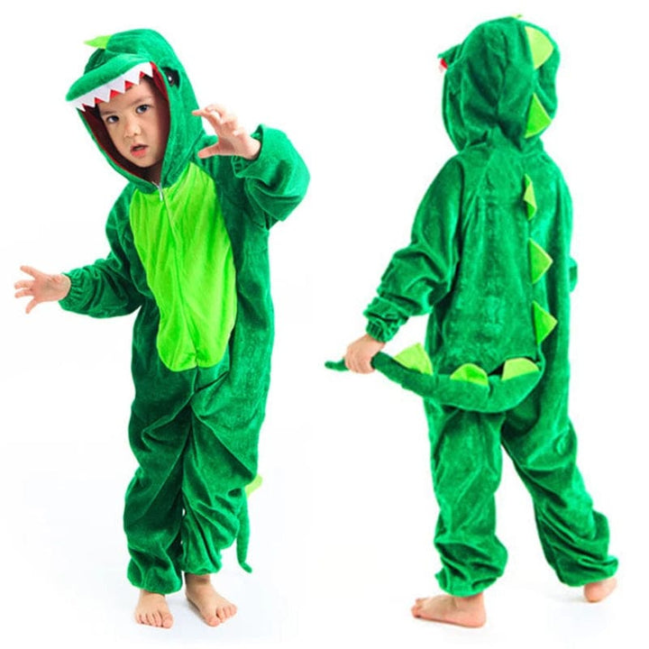 Enfant joyeux dans un costume dinosaure vert détaillé, avec capuche, griffes et queue. Parfait pour l'aventure.
