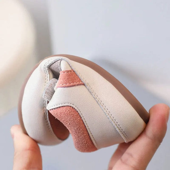 Chaussures bébé souples et légères, conçues pour les premiers pas et la marche quotidienne.