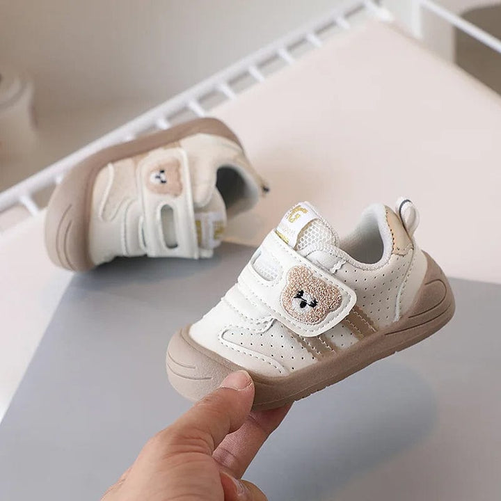 Chaussures premiers pas kaki souples, confortables pour bébé, favorisant une marche naturelle et saine.