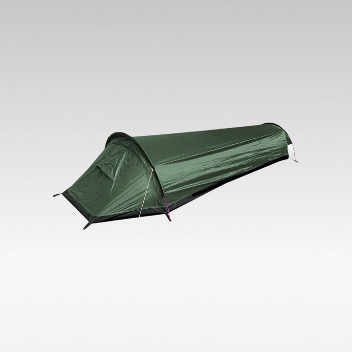 Tente bivouac ultralégère verte sous un ciel bleu, idéale pour la randonnée, le camping et l'aventure solo.