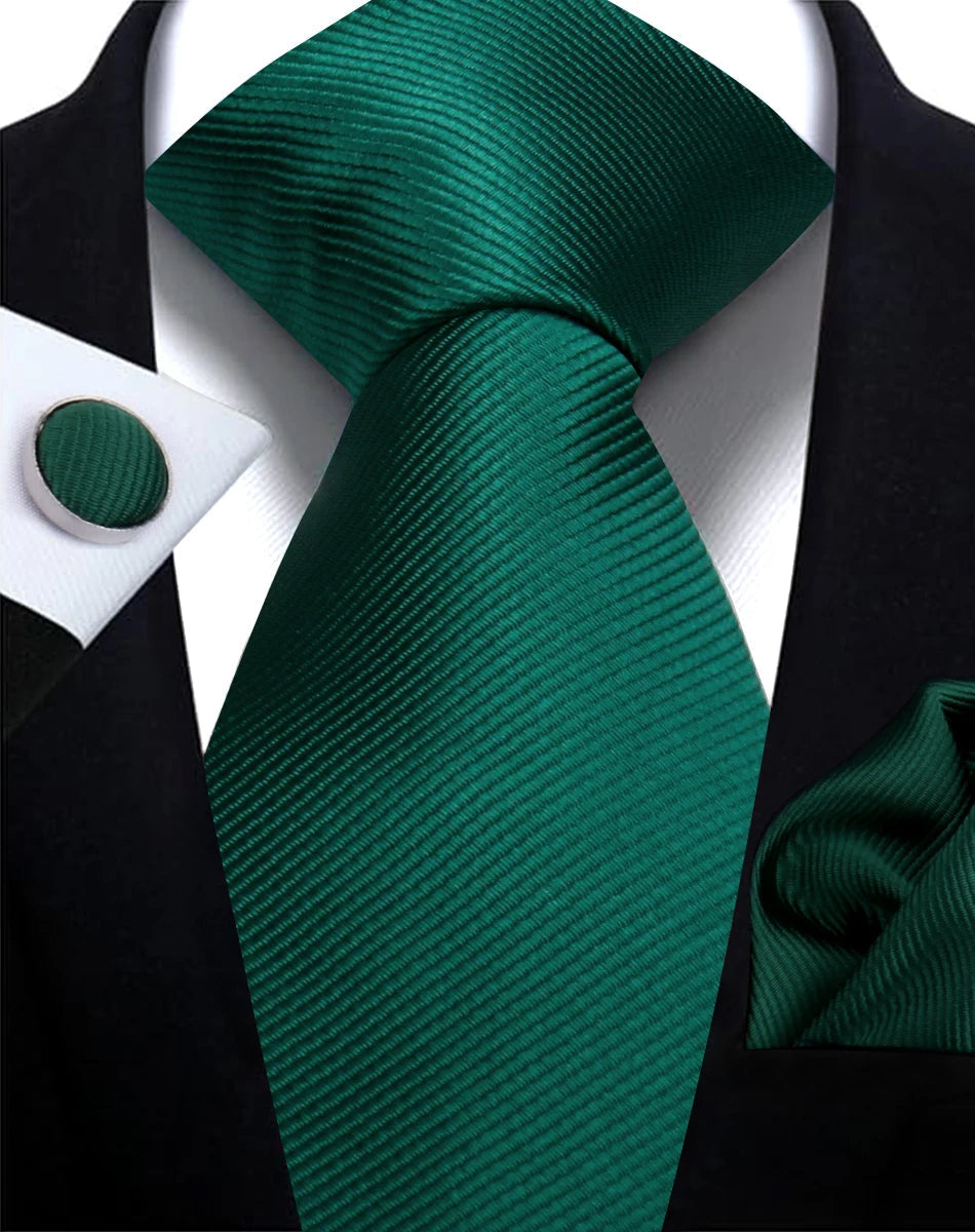 Cravate unie classique pour homme, élégante et formelle, avec boutons de manchette assortis.