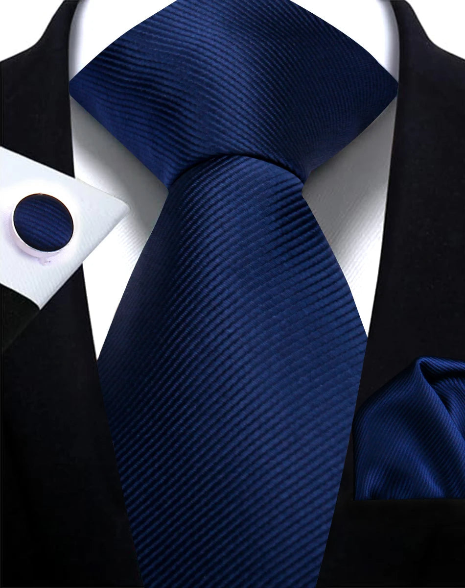 Ensemble cravate homme uni, parfait pour mariage ou affaires, incluant boutons de manchette.
