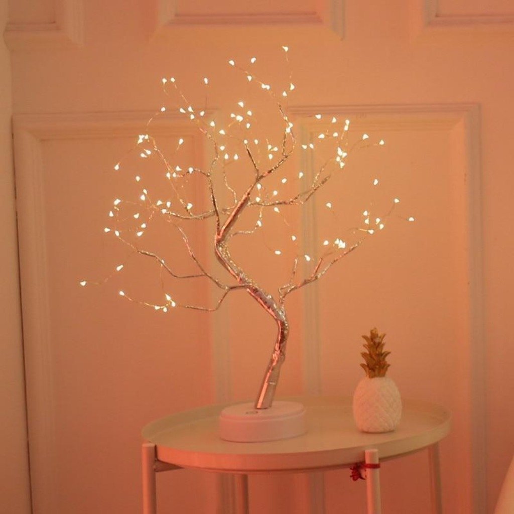 Lampe LED Arbre Bonsaï sur une table basse, créant une ambiance lumineuse relaxante. Décoration intérieure moderne.