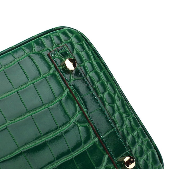Sac à main en cuir noir, l'élégance du classique, avec une touche moderne.