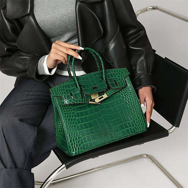 Sac à main organisateur en cuir pour femme, avec bandoulière confortable.