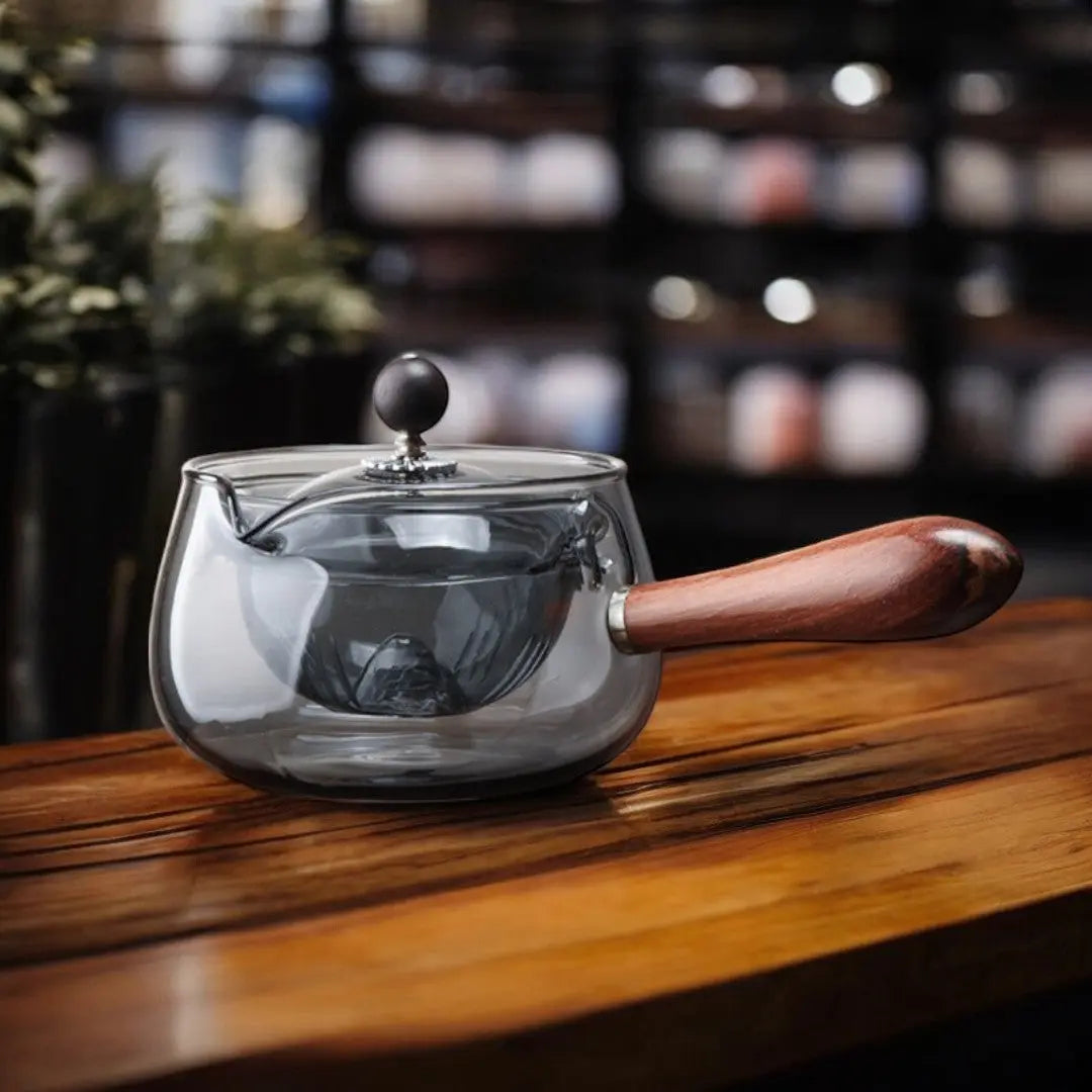 Préparation facile du thé avec cette théière rotative en verre, idéale pour la dégustation.