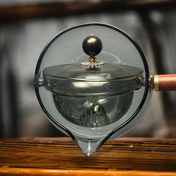 Mécanisme rotatif et filtre intégré de la théière en verre pour une infusion précise du thé.