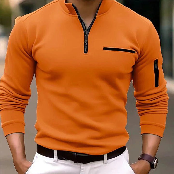 Détail du zip quart sur pull élégant pour hommes Lorenzo. Un cadeau homme idéal pour un style moderne et soigné.