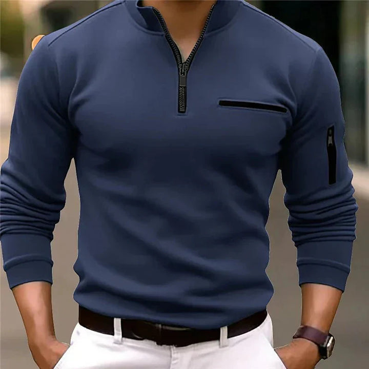 Détail pull zippé homme avec col et poche poitrine. Manches longues, coupe cintrée, parfait pour la mode masculine.
