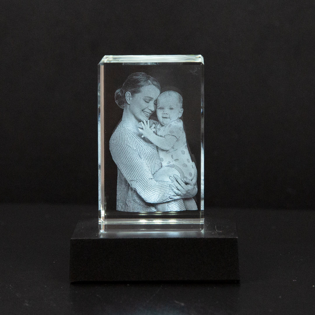 Cristal personnalisé avec portrait photo gravé, souvenir 3D unique et élégant pour vos proches.