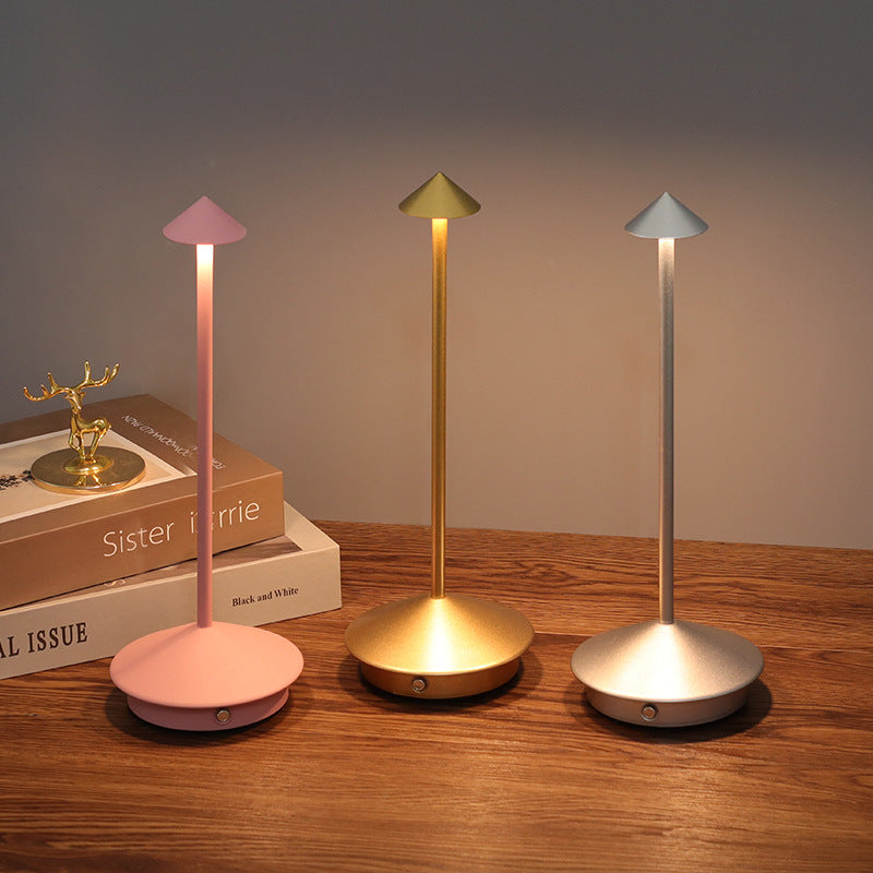 Luminaire LED tactile en aluminium, design moderne et épuré, lampe de table sans fil rechargeable.