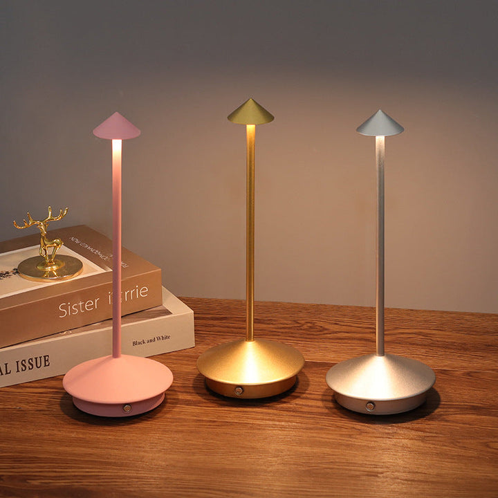 Luminaire LED tactile en aluminium, design moderne et épuré, lampe de table sans fil rechargeable.