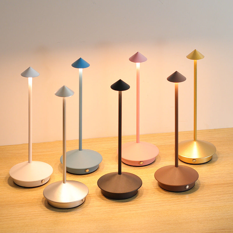 Lampe de table LED tactile rechargeable pour créer une ambiance chaleureuse dans votre salon, design moderne.