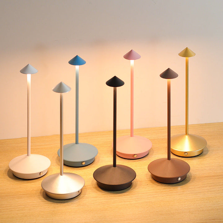 Lampe de table LED tactile rechargeable pour créer une ambiance chaleureuse dans votre salon, design moderne.