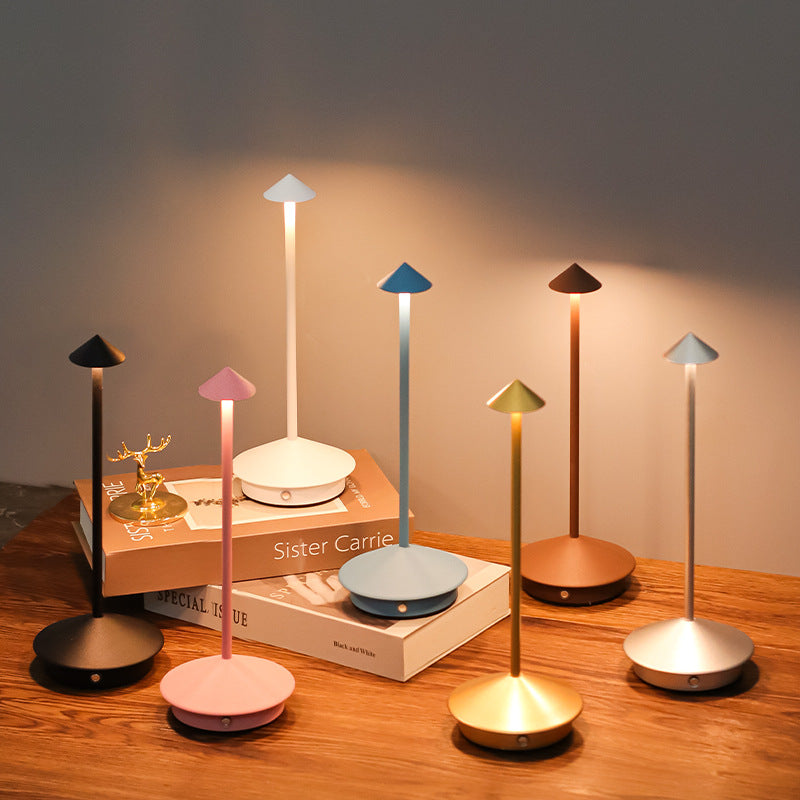 Lampe de table LED tactile sans fil rechargeable, design moderne, idéale intérieur/extérieur.