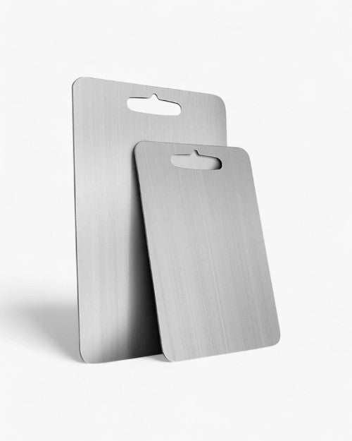 Planche à découper rectangulaire en métal aluminium pour cuisine moderne. Design durable avec coins arrondis et fente de suspension.