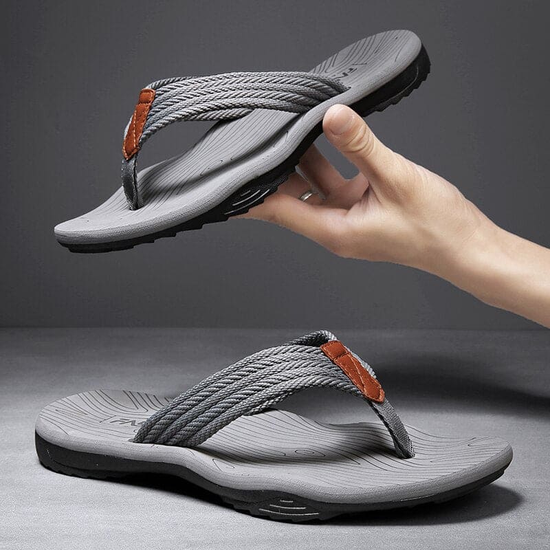Tongs d'été pour hommes, alliant style et confort orthopédique. Idéales pour le soutien des pieds au quotidien.