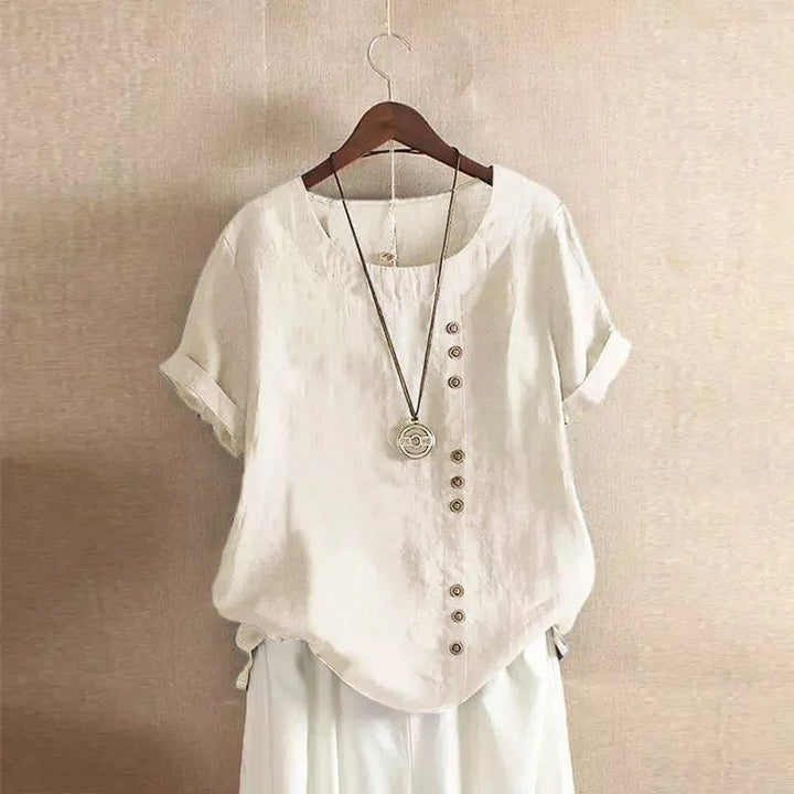 Blouse femme chic et tendance, manches courtes boutonnées. Idéale pour un style décontracté élégant.
