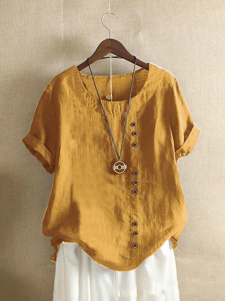 Blouse femme décontractée chic à manches courtes. Boutonnée, parfaite pour un look élégant et confortable en été.