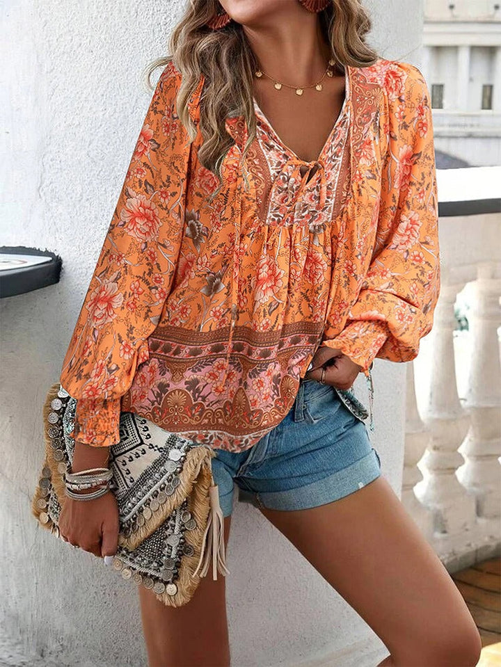 Top femme fleuri décontracté mais élégant. Blouse légère avec motifs floraux vifs, idéale pour l'été et le printemps.
