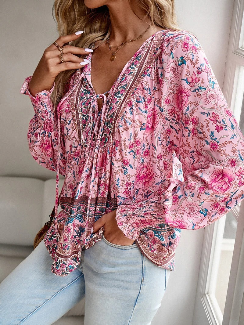 Top d'été fleuri pour femme avec des couleurs vives. Style décontracté, idéal pour un look frais et printanier.