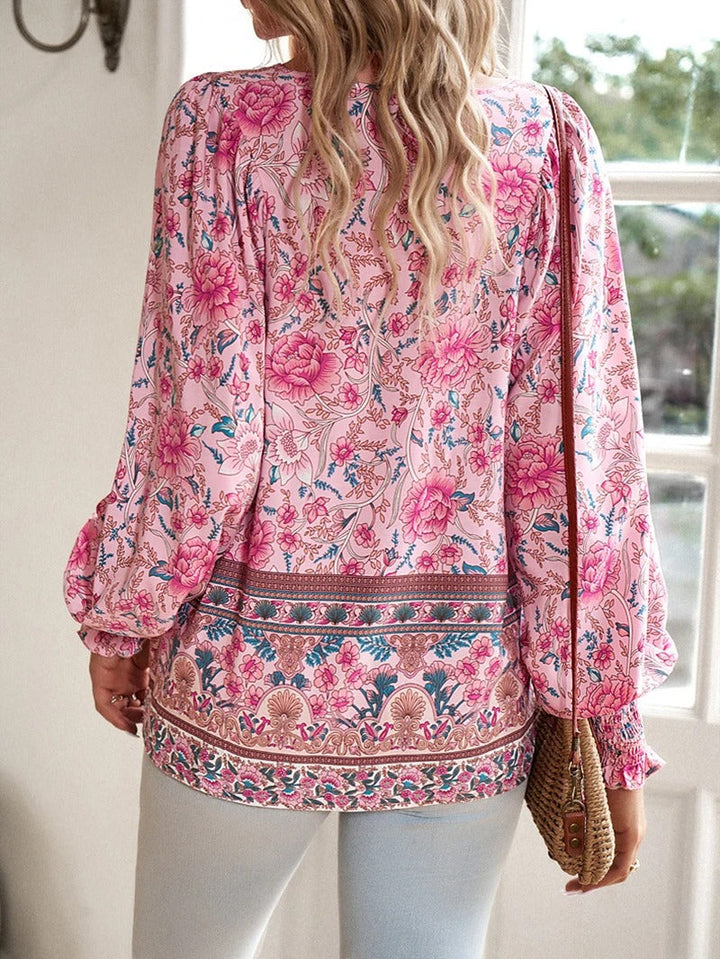 Top fleuri femme léger, confortable et élégant. Motifs floraux vifs pour un look d'été ou de printemps décontracté.