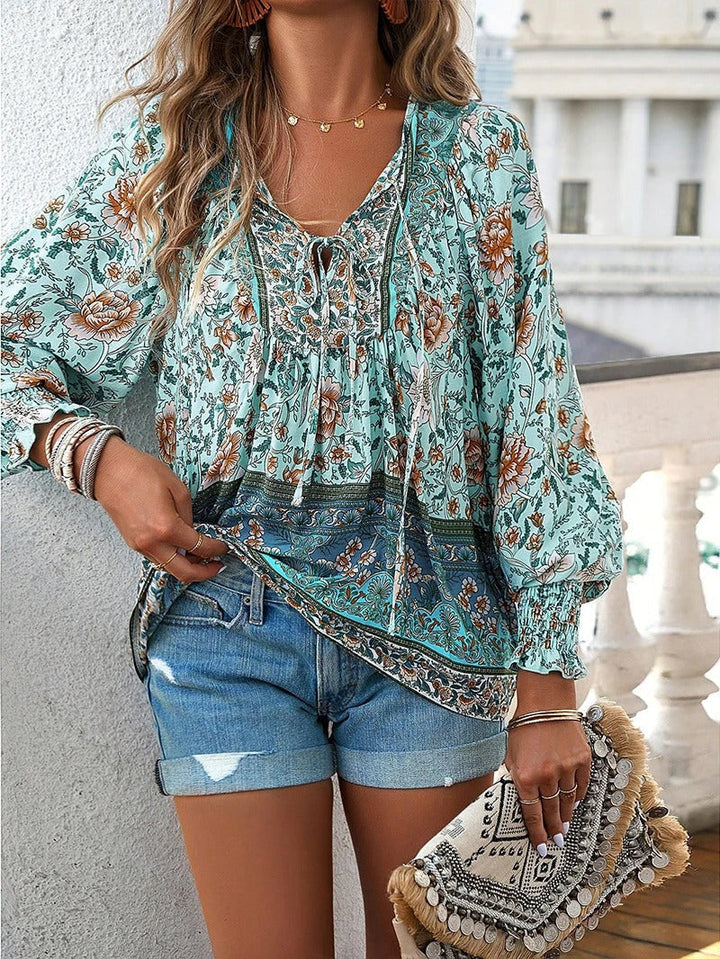 Top femme fleuri décontracté, idéal pour l'été. Blouse légère et élégante avec des motifs floraux colorés.