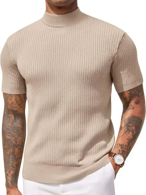 Haut homme à manches courtes, col montant texturé. Pièce mode masculine élégante et contemporaine.