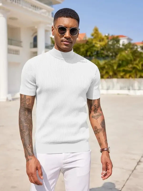 Haut homme texturé à col montant, idéal pour un style chic décontracté. Mode masculine actuelle et confortable.