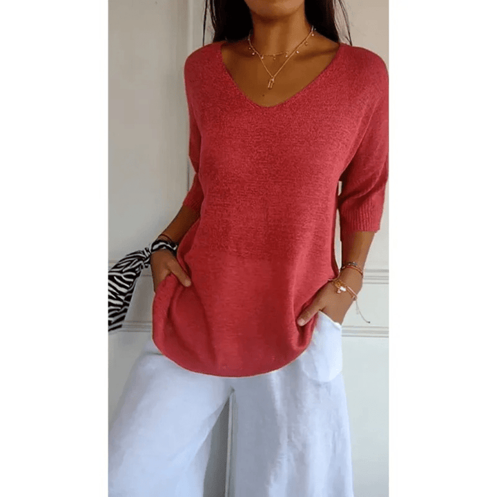 Top femme élégant col V, manches 3/4 pour confort quotidien. Idéal mi-saison, mode polyvalente.