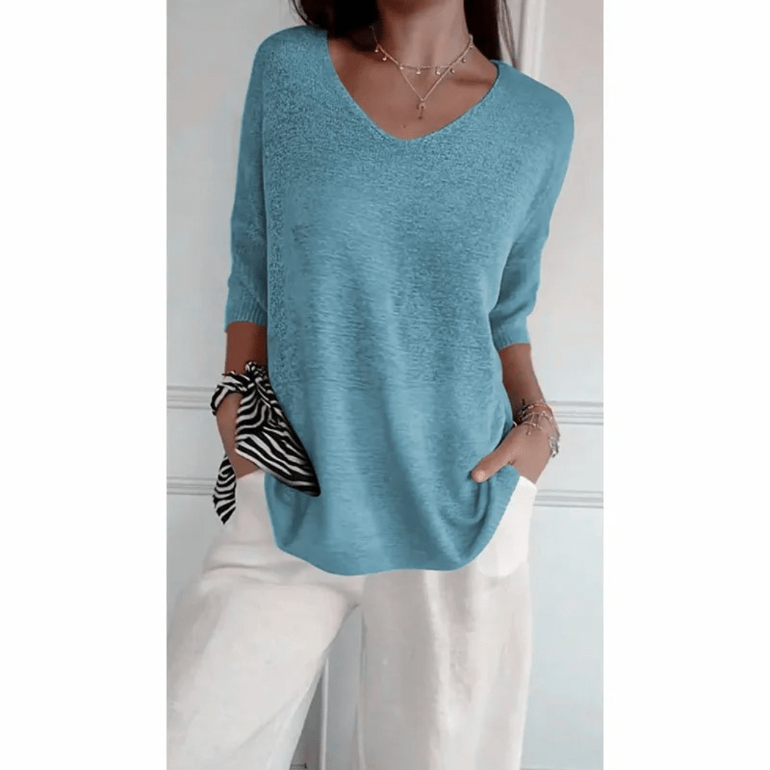 Top femme moderne col V, manches 3/4. Conçu pour l'élégance et le confort dans la mode quotidienne.