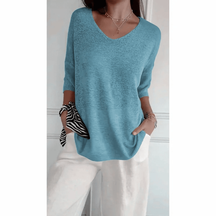 Top femme moderne col V, manches 3/4. Conçu pour l'élégance et le confort dans la mode quotidienne.