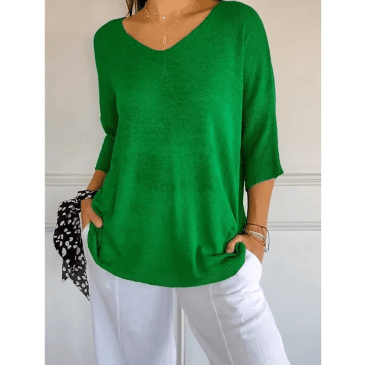 Haut femme polyvalent col V, manches 3/4. Parfait pour un look décontracté ou élégant en toute saison.