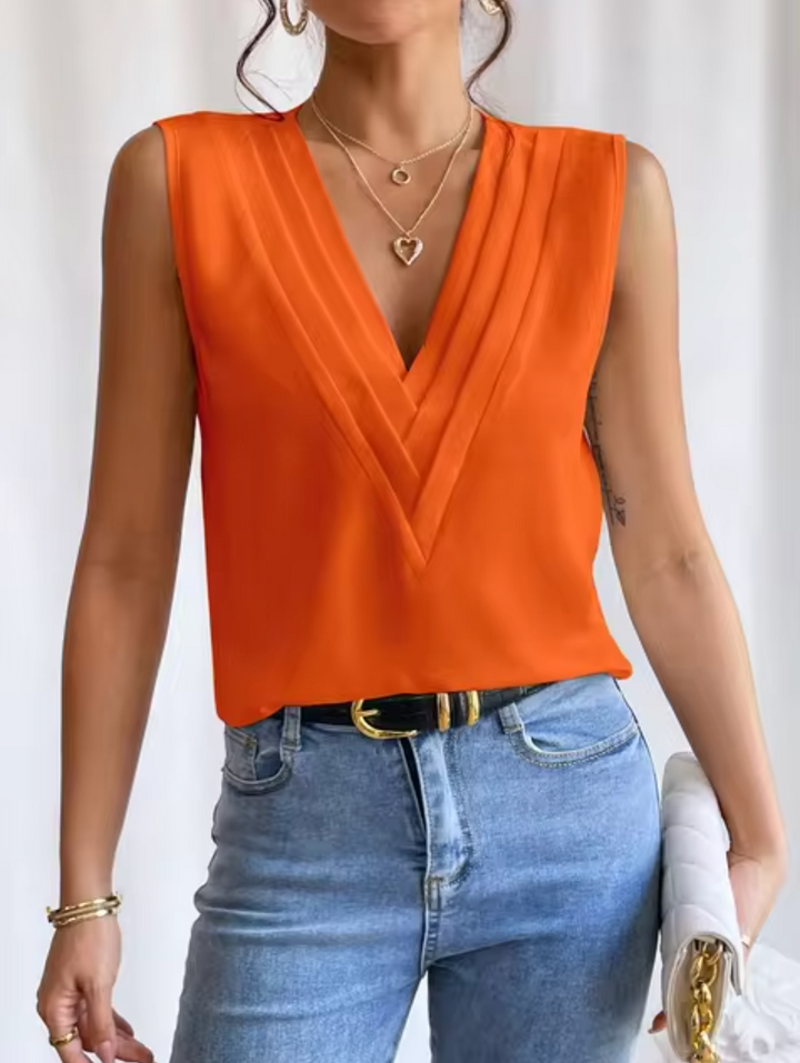 Mannequin portant un top femme polyvalent col V plissé sans manches, parfait pour tenues élégantes ou casual.