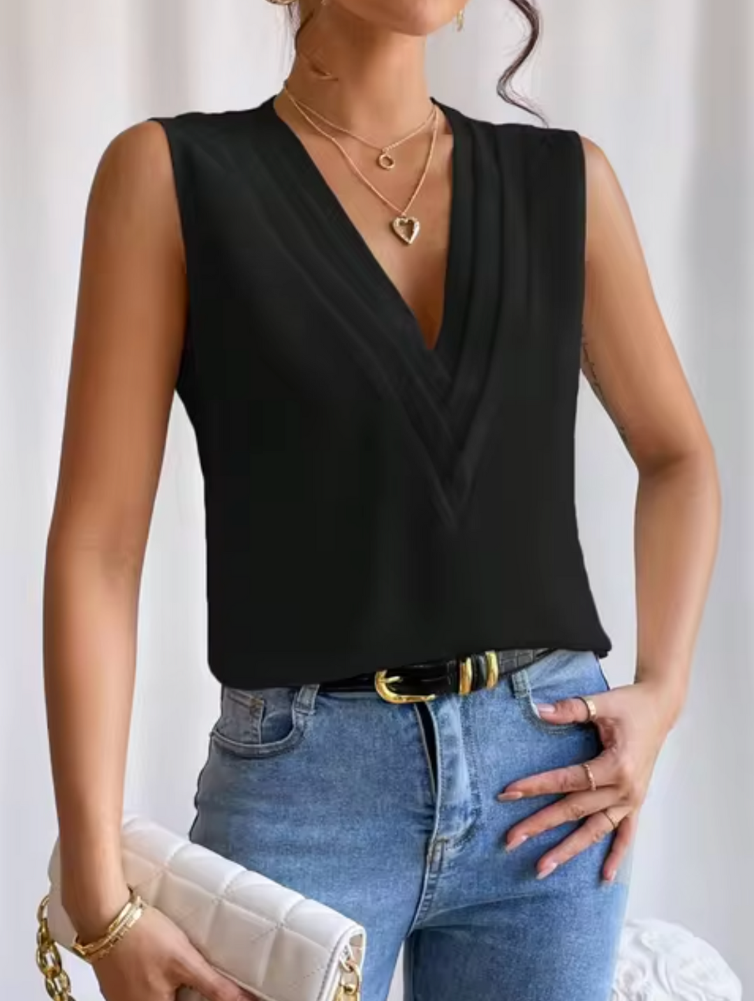 Top femme plissé sans manches, coupe fluide et silhouette élégante, idéal pour l'été et les occasions variées.