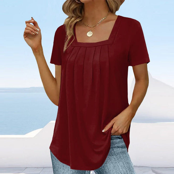 Haut gris plissé pour femme, encolure carrée. Un top élégant et polyvalent pour un style décontracté chic.