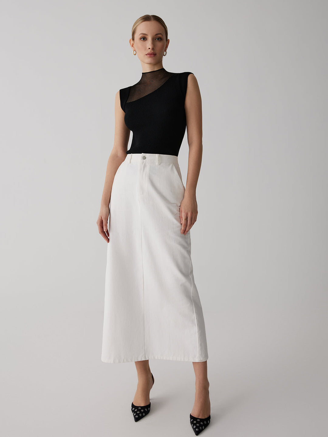 Haut femme beige élégant sans manches, col montant semi-transparent. Chic et moderne pour soirée ou casual.