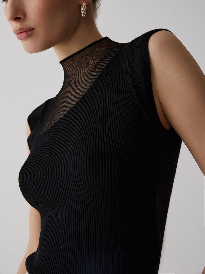 Haut femme semi-transparent élégant à col montant. Coupe ajustée sans manches, idéal pour look chic.