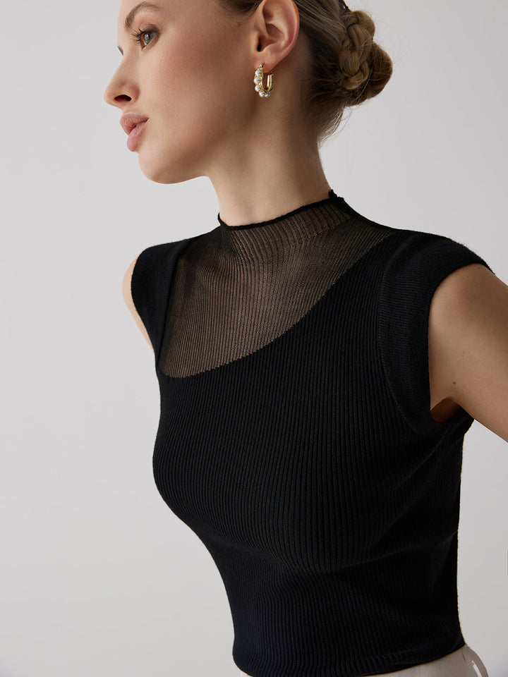 Haut femme abricot tendance, col montant. Semi-transparent, sans manches. Style moderne ajusté.