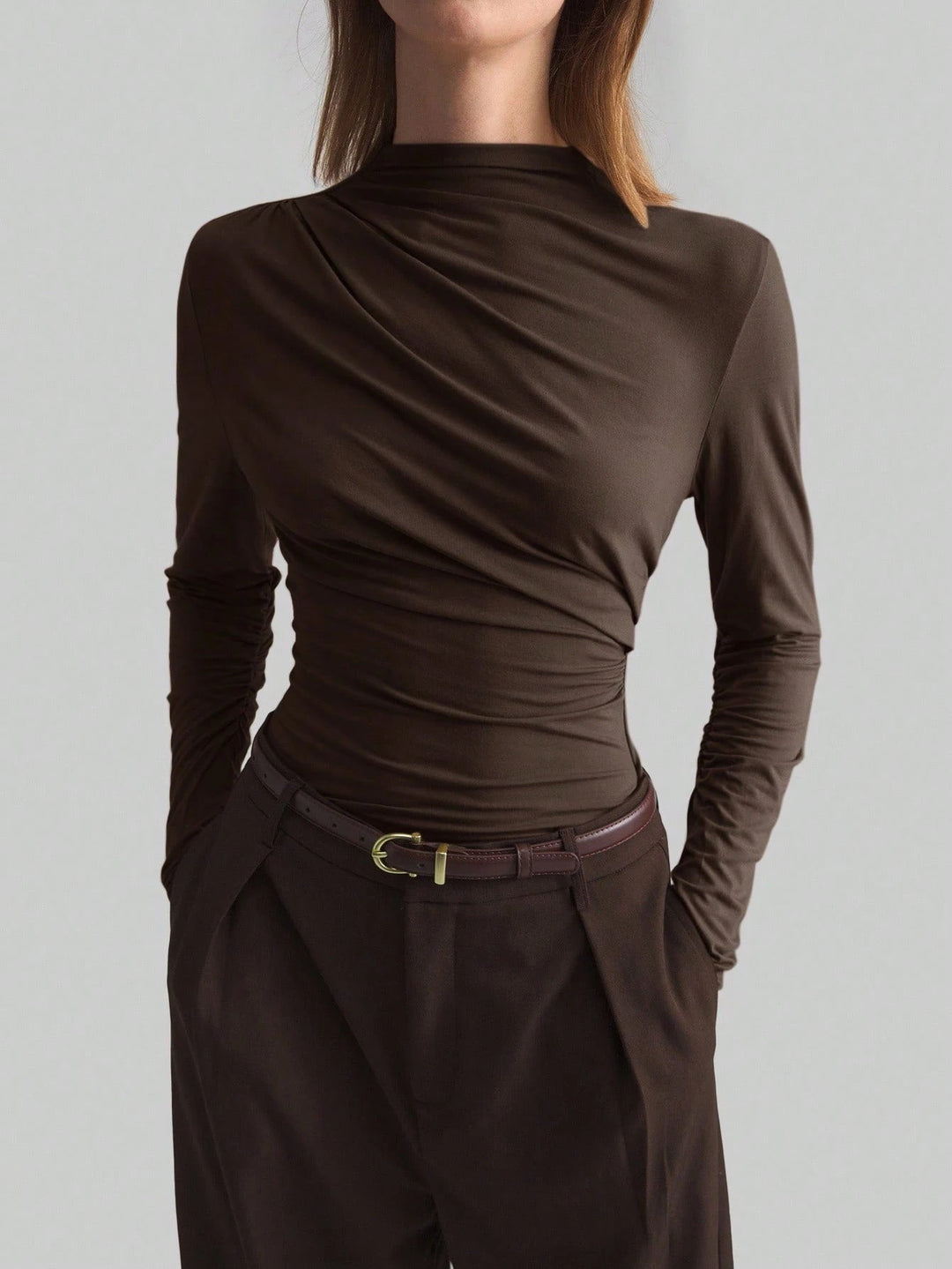 Haut femme Ronja marron élégant, coupe asymétrique, drapé moderne. Manches longues ajustées, idéal automne.